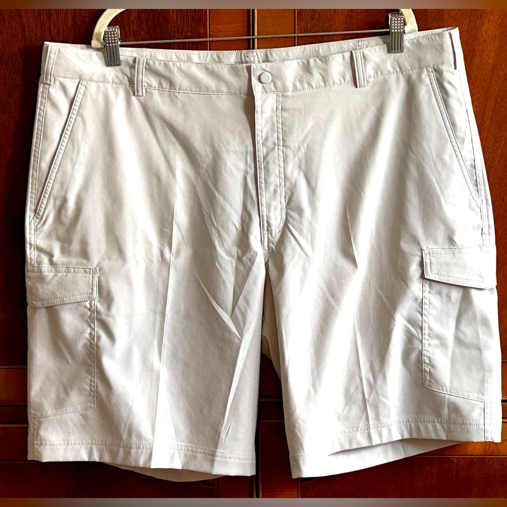 NWOT NIKE GOLF-s40 men’s shorts-Dri Fit-Poly/Spandex-nice neutral stone color